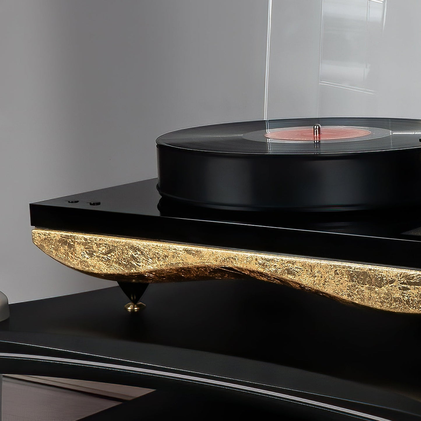 Gold Note Mediterraneo Plattenspieler Gold Leaf Lifestyle mit aufgelegter Schallplatte und Haube