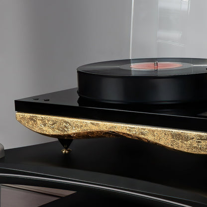 Gold Note Mediterraneo Plattenspieler Gold Leaf Lifestyle mit aufgelegter Schallplatte und Haube