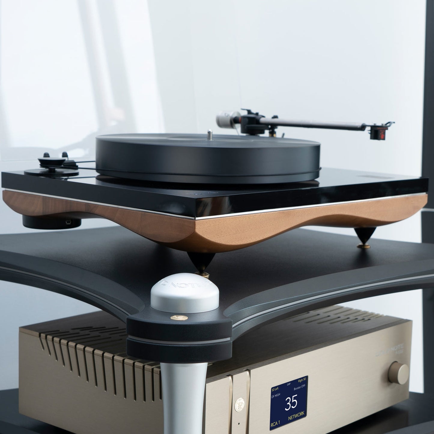 Gold Note Mediterraneo Plattenspieler Walnuss Schwarz matt Lifestyle im HiFi-Rack mit Gold Note Elektronik