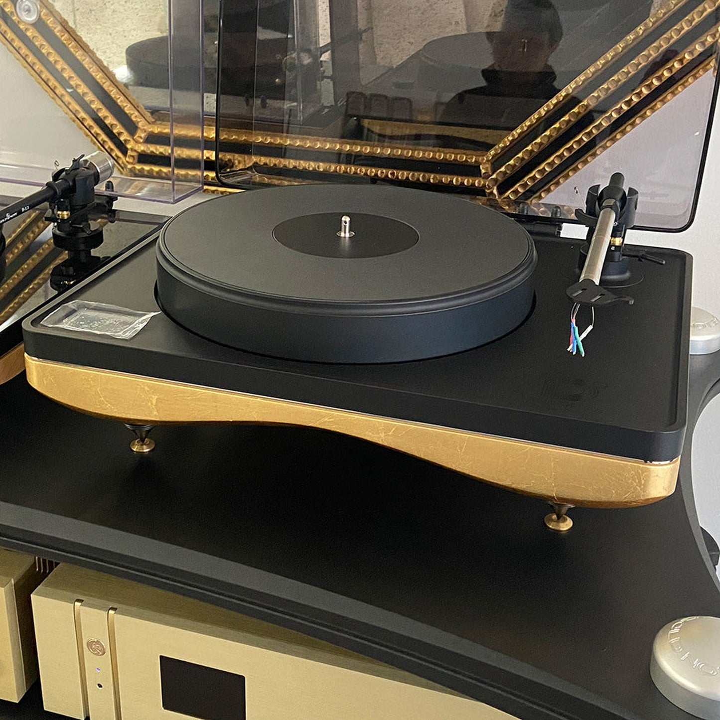Gold Note Mediterraneo X Plattenspieler Gold Leaf Lifestyle auf HiFi-Möbel mit Gold Note Elektronik