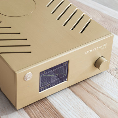Gold Note PH-10 Phono-Vorverstärker Gold Detailansicht Gehäuseoberseite mit Lüftungsschlitzen und Display