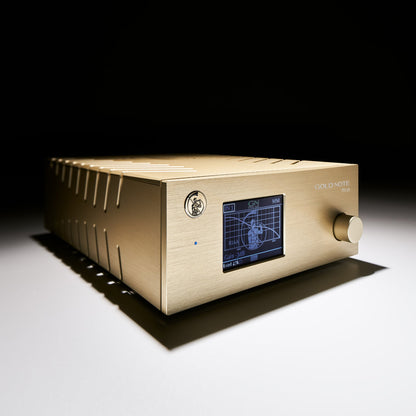 Gold Note PH-10 Phono-Vorverstärker Gold Schrägansicht mit beleuchtetem Farbdisplay und Kühlrippen