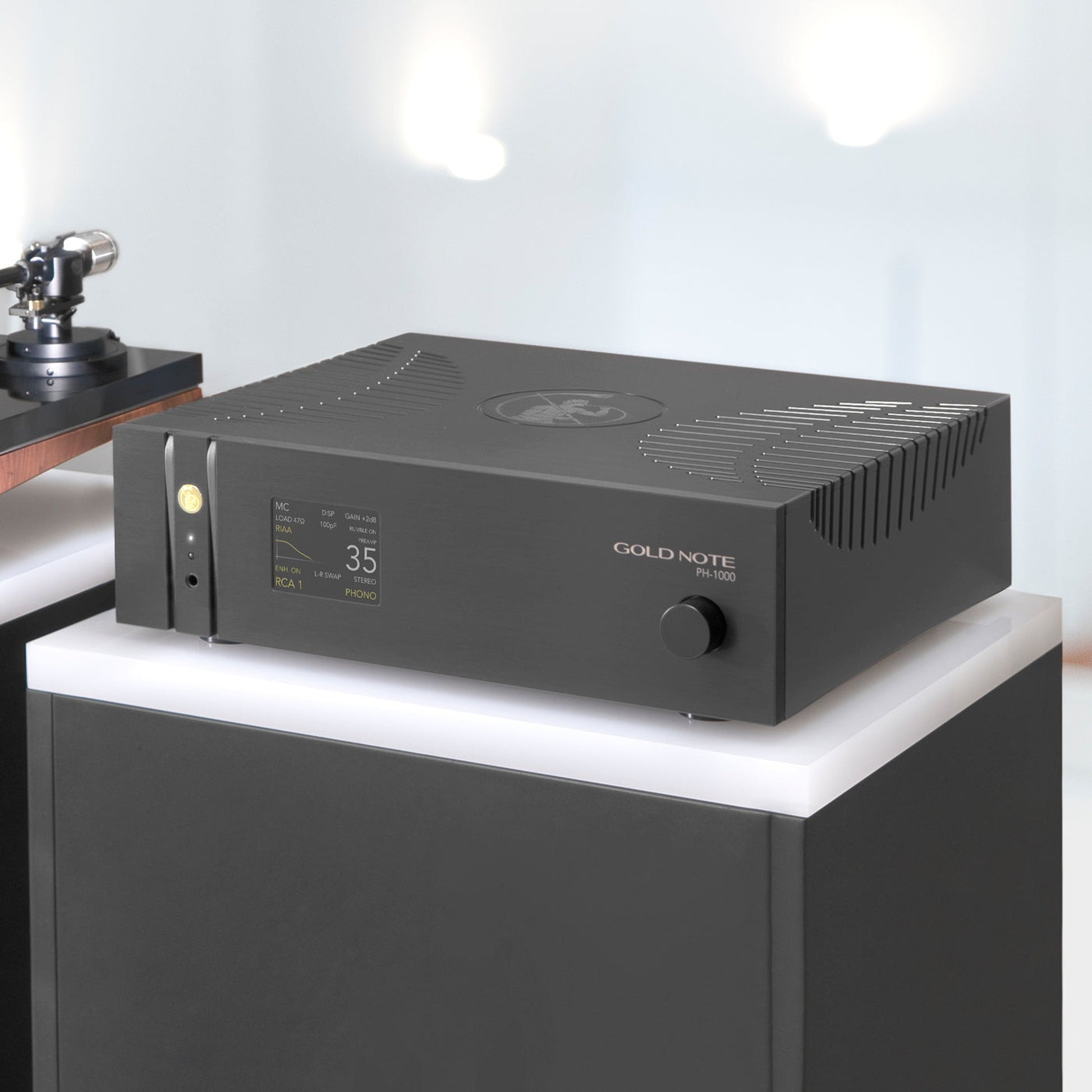 Gold Note PH-1000 Phono-Vorverstärker Schwarz Lifestyle auf HiFi-Möbel neben Plattenspieler