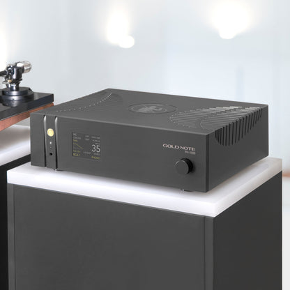 Gold Note PH-1000 Phono-Vorverstärker Schwarz Lifestyle auf HiFi-Möbel neben Plattenspieler