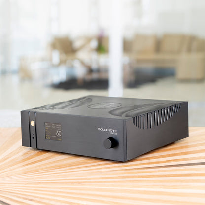 Gold Note PH-1000 Phono-Vorverstärker Schwarz Lifestyle auf Holztisch im Wohnraum