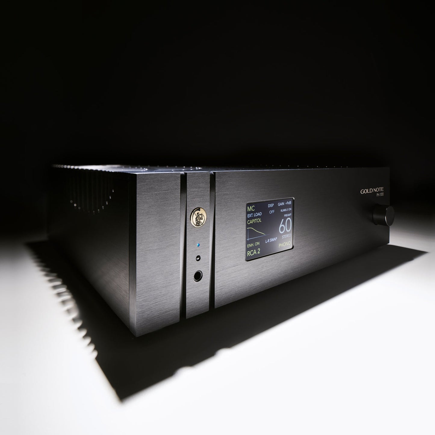 Gold Note PH-1000 Phono-Vorverstärker Schwarz Schrägansicht mit beleuchtetem Farbdisplay und Kühlrippen