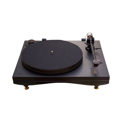 Gold Note Pianosa Plattenspieler Schwarz Schrägansicht mit Tonarm, Plattenteller und Messing-Spikes