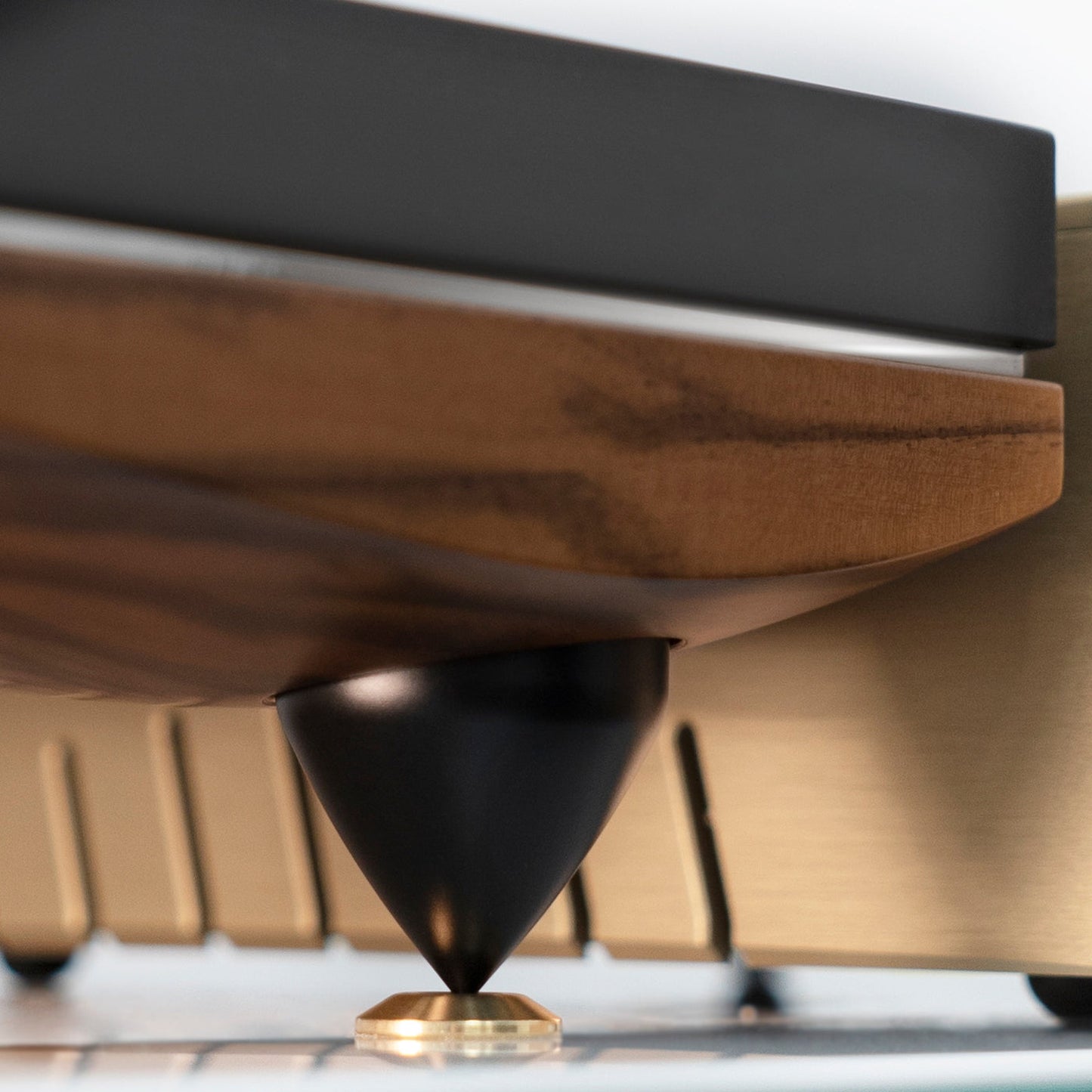 Gold Note Pianosa Plattenspieler Walnuss inkl. Vasari Shibata Detailansicht Kegelfuss