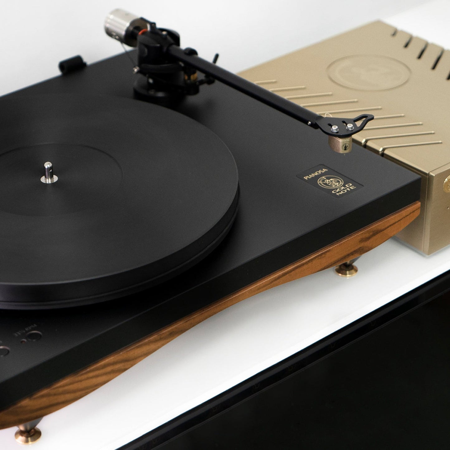 Gold Note Pianosa Plattenspieler Walnuss Lifestyle neben goldenem Gold Note Vollverstärker
