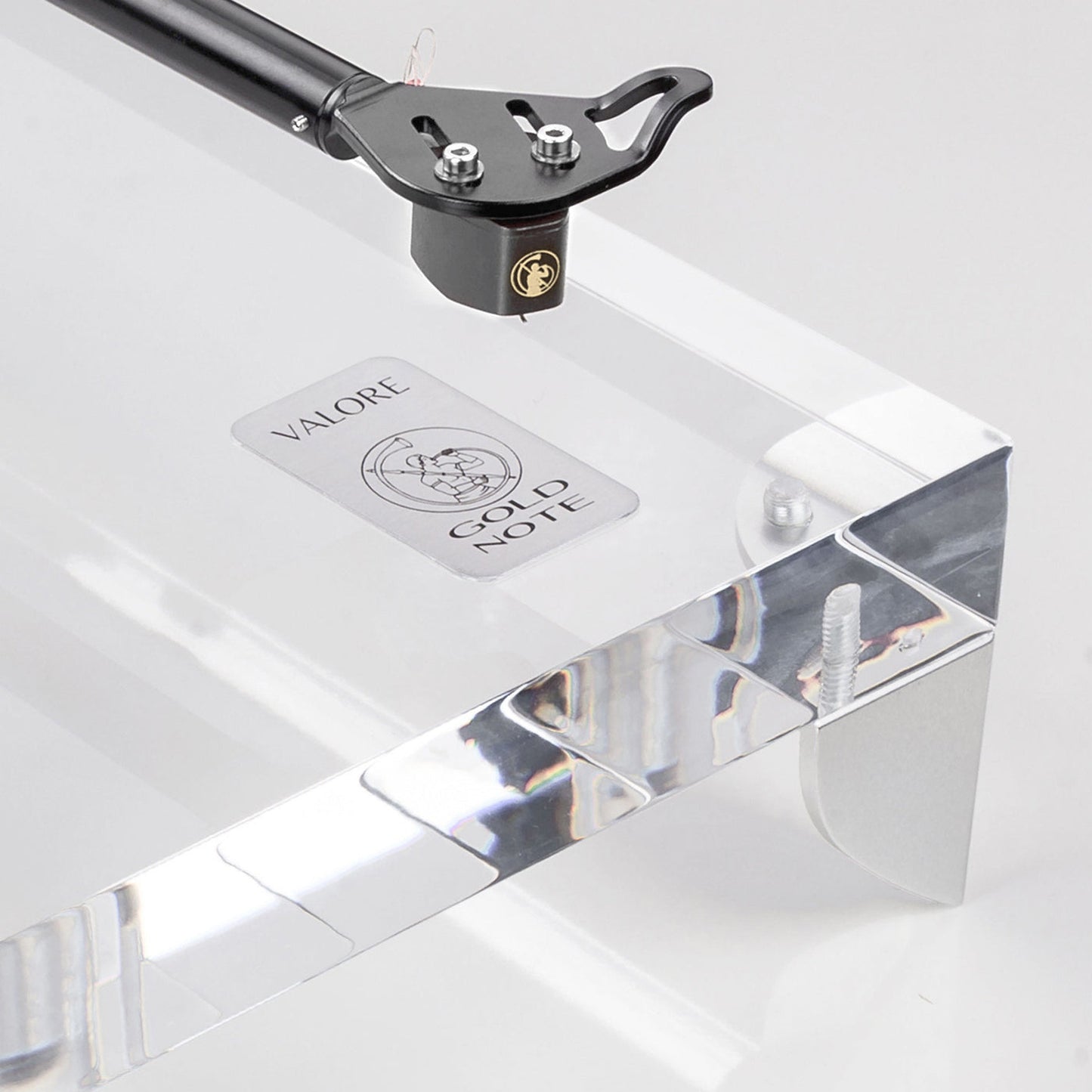 Gold Note Valore 425 Plus Plattenspieler Acryl Detailansicht Acrylzarge mit Valore-Typenschild