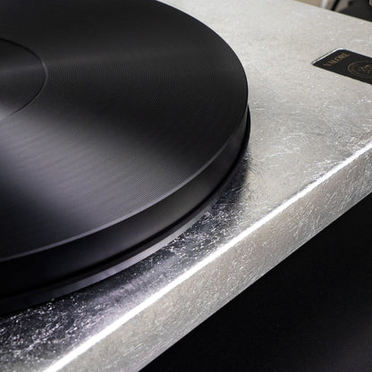 Gold Note Valore 425 Plus Plattenspieler Blattsilber Detailansicht Plattenteller und Zargenkante