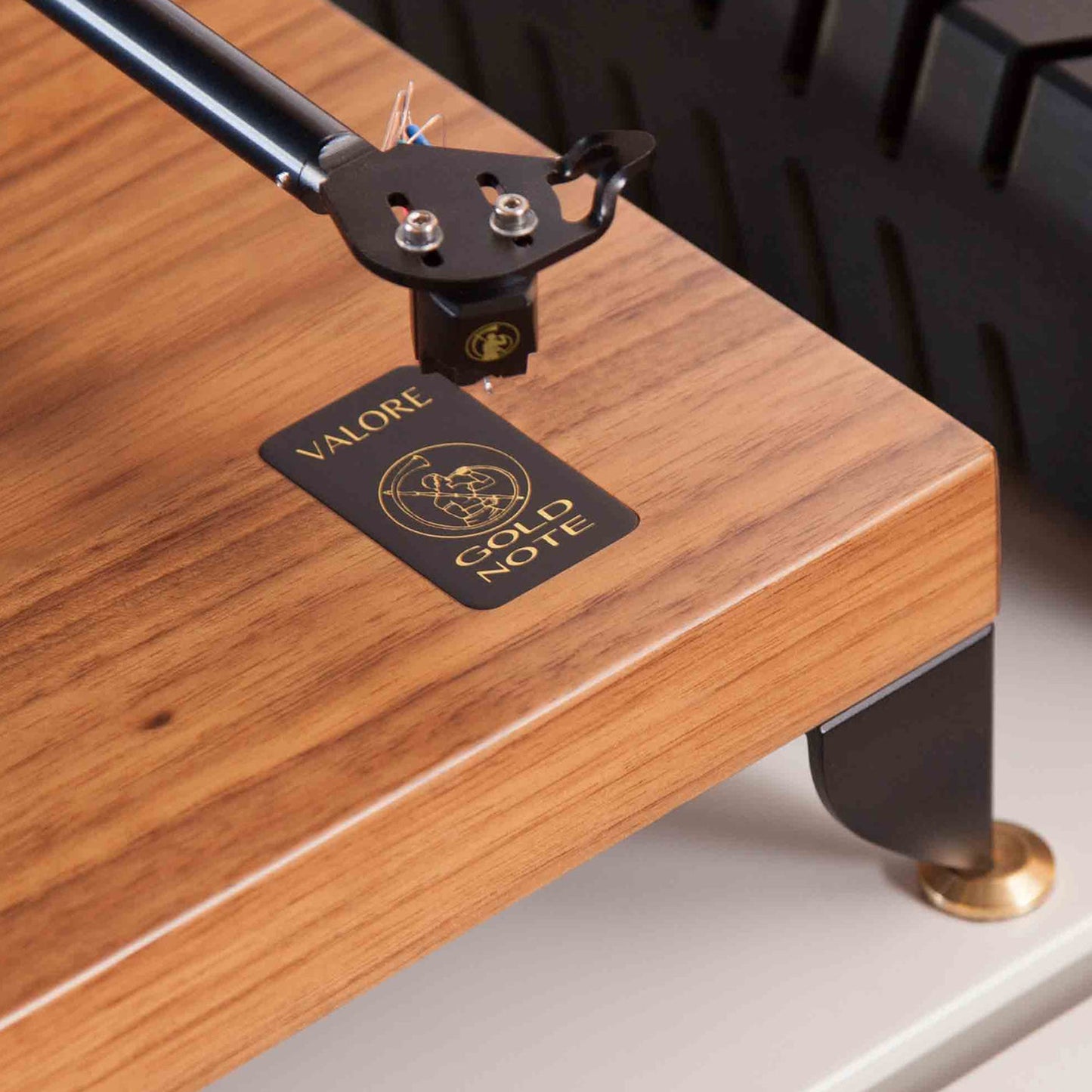 Gold Note Valore 425 Plus Plattenspieler Nussbaum Detailansicht Zarge mit Valore-Typenschild