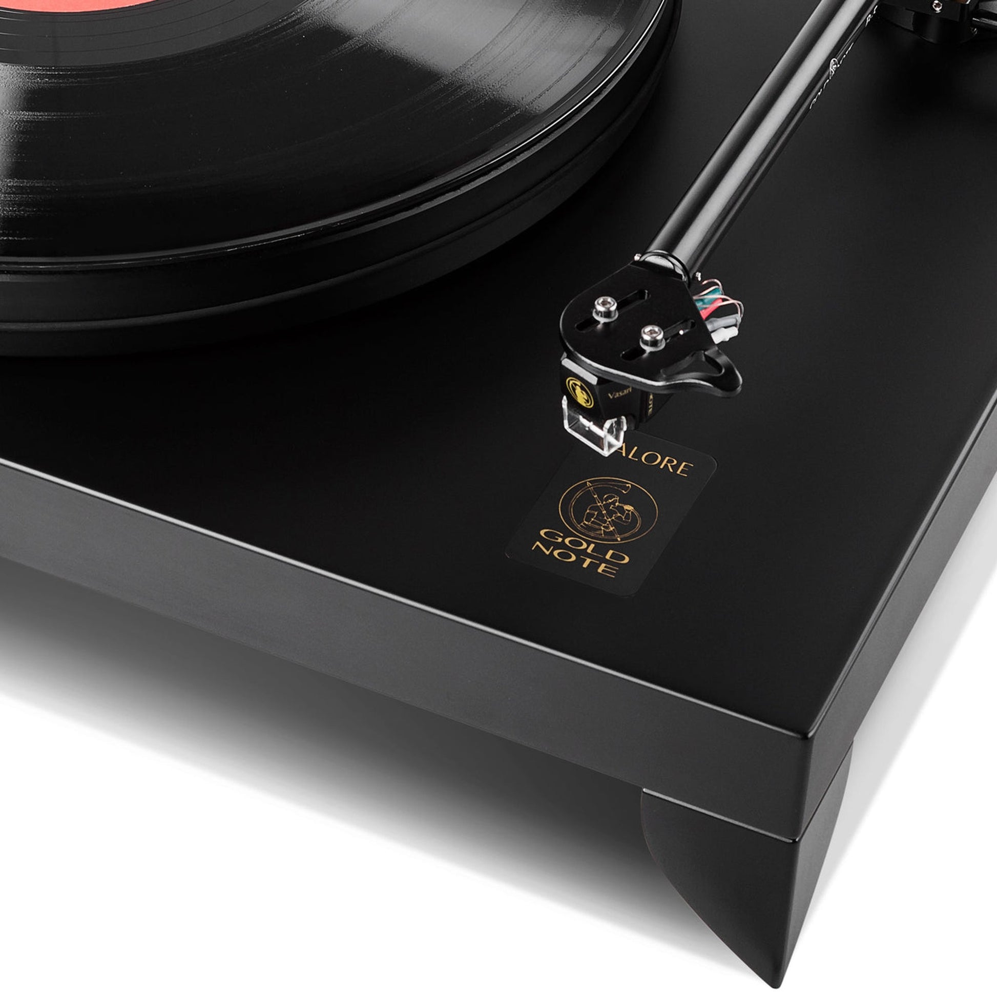 Gold Note Valore 425 Plus Plattenspieler Schwarz Detailansicht Headshell und Valore-Typenschild