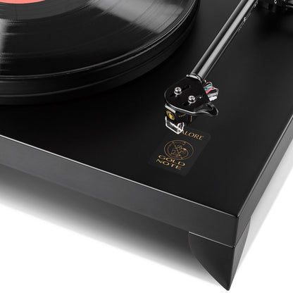 Gold Note Valore 425 Plus Plattenspieler Schwarz Detailansicht Headshell und Valore-Typenschild