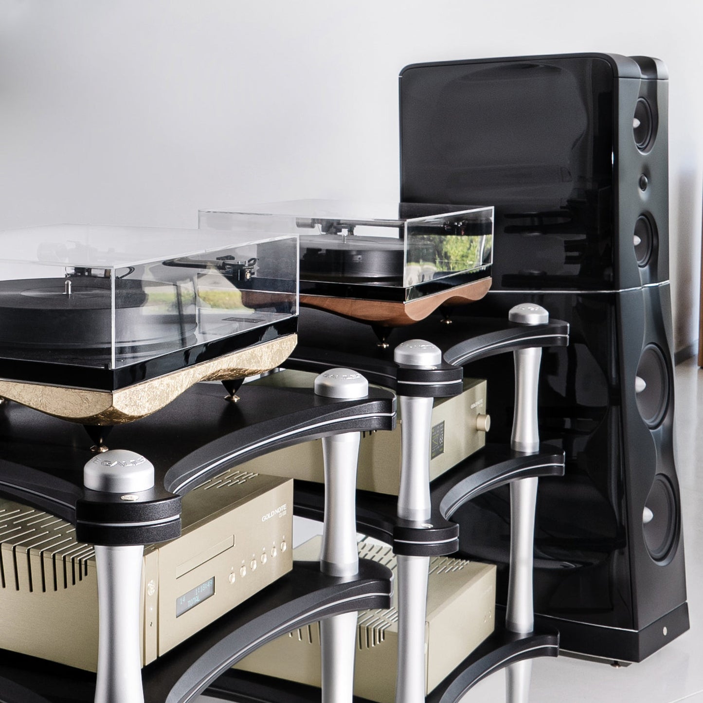 Gold Note XS-85 Standlautsprecher Schwarz Hochglanz Lifestyle im Wohnraum neben Plattenspielern und HiFi-Rack