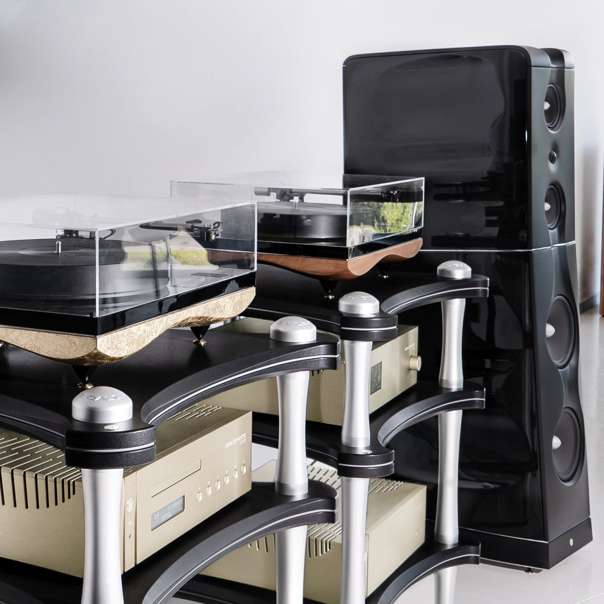 Gold Note XS-85 Standlautsprecher Schwarz Hochglanz Lifestyle im Wohnraum neben Plattenspielern und HiFi-Rack