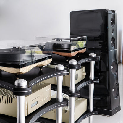 Gold Note XS-85 Standlautsprecher Schwarz Hochglanz Lifestyle im Wohnraum neben Plattenspielern und HiFi-Rack