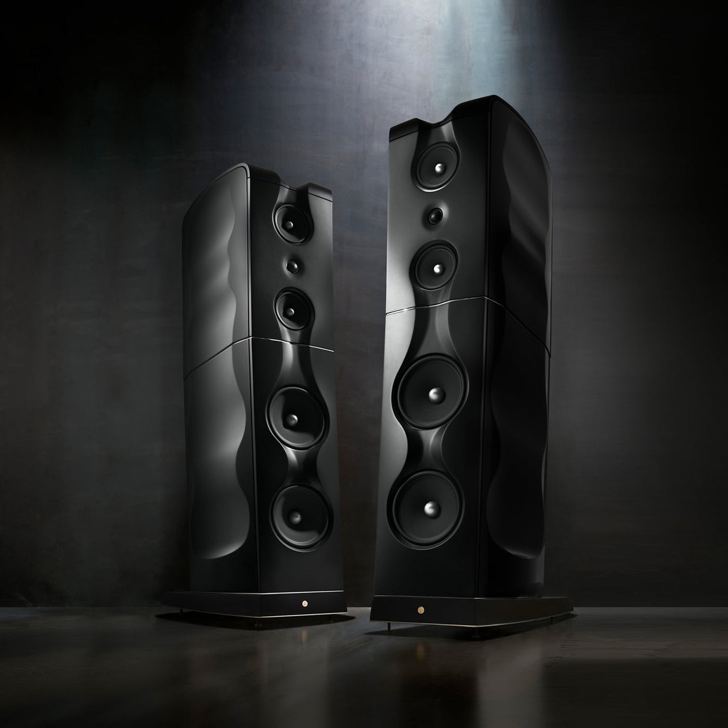 Gold Note XS-85 Standlautsprecher Schwarz Hochglanz Stereopaar vor dunklem Studiohintergrund