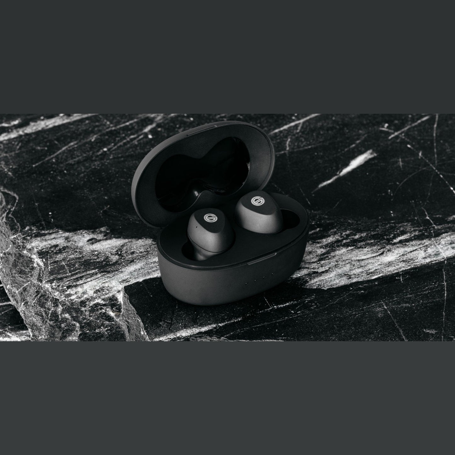 Grado GT220 True-Wireless-In-Ear-Kopfhörer Lifestyle geöffnete Ladebox mit Ohrhörern auf schwarzem Marmor