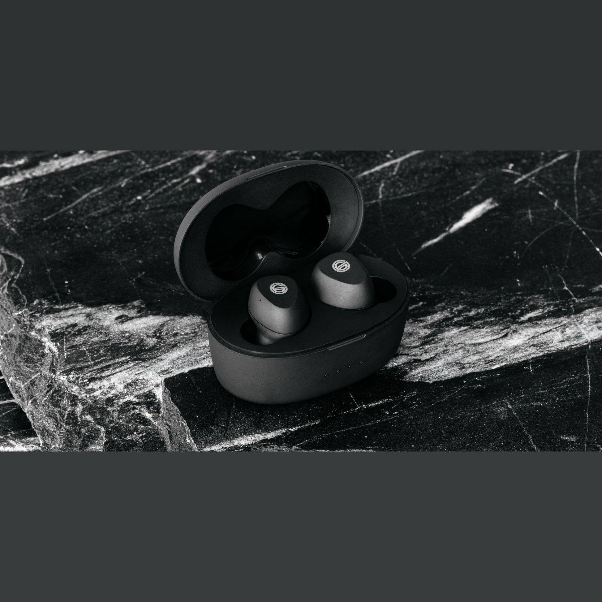 Grado GT220 True-Wireless-In-Ear-Kopfhörer Lifestyle geöffnete Ladebox mit Ohrhörern auf schwarzem Marmor