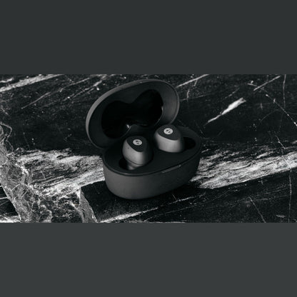 Grado GT220 True-Wireless-In-Ear-Kopfhörer Lifestyle geöffnete Ladebox mit Ohrhörern auf schwarzem Marmor