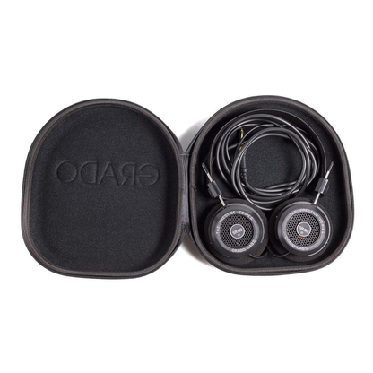 Grado Hartschalen-Kopfhörertasche Medium Draufsicht geöffnet mit eingelegtem Kopfhörer und Kabel