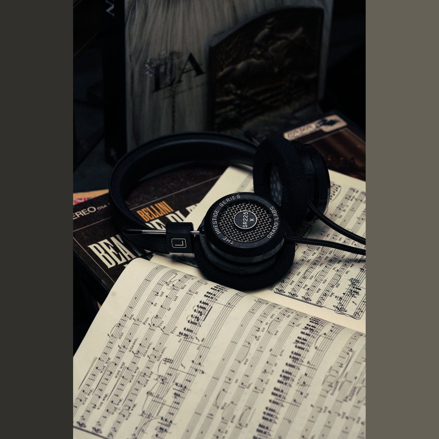 Grado Prestige SR225x Open-Back-Kopfhörer Lifestyle auf aufgeschlagenen Notenblättern