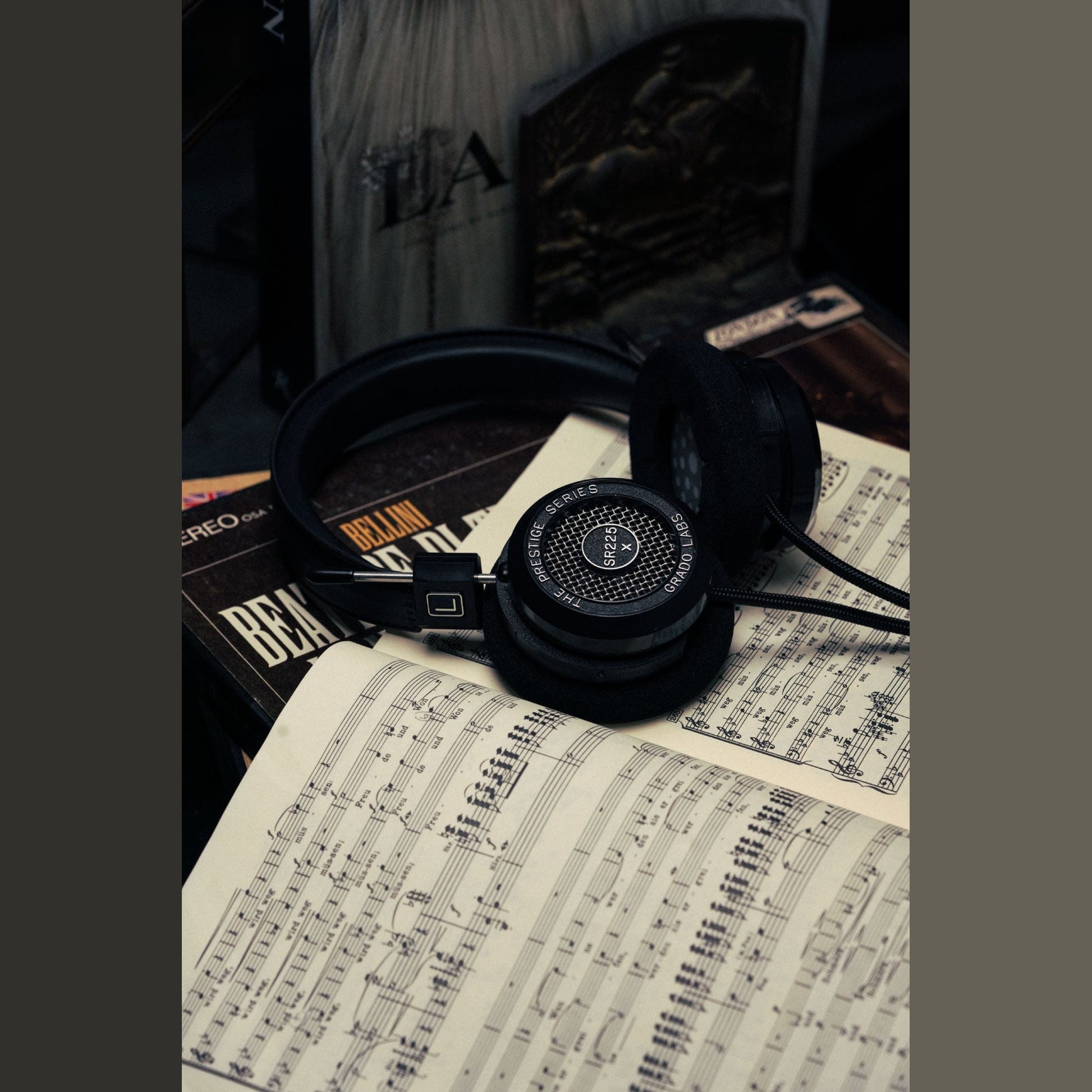 Grado Prestige SR225x Open-Back-Kopfhörer Lifestyle auf aufgeschlagenen Notenblättern