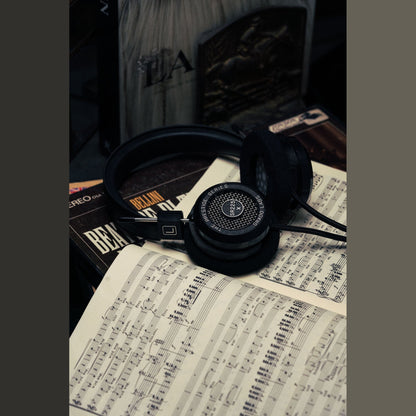 Grado Prestige SR225x Open-Back-Kopfhörer Lifestyle auf aufgeschlagenen Notenblättern