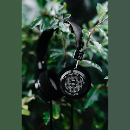 Grado Prestige SR225x Open-Back-Kopfhörer Lifestyle in einem grünen Strauch