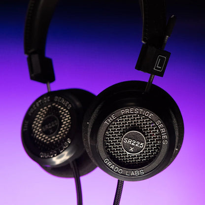 Grado Prestige SR225x Open-Back-Kopfhörer Lifestyle vor violettem Studiohintergrund