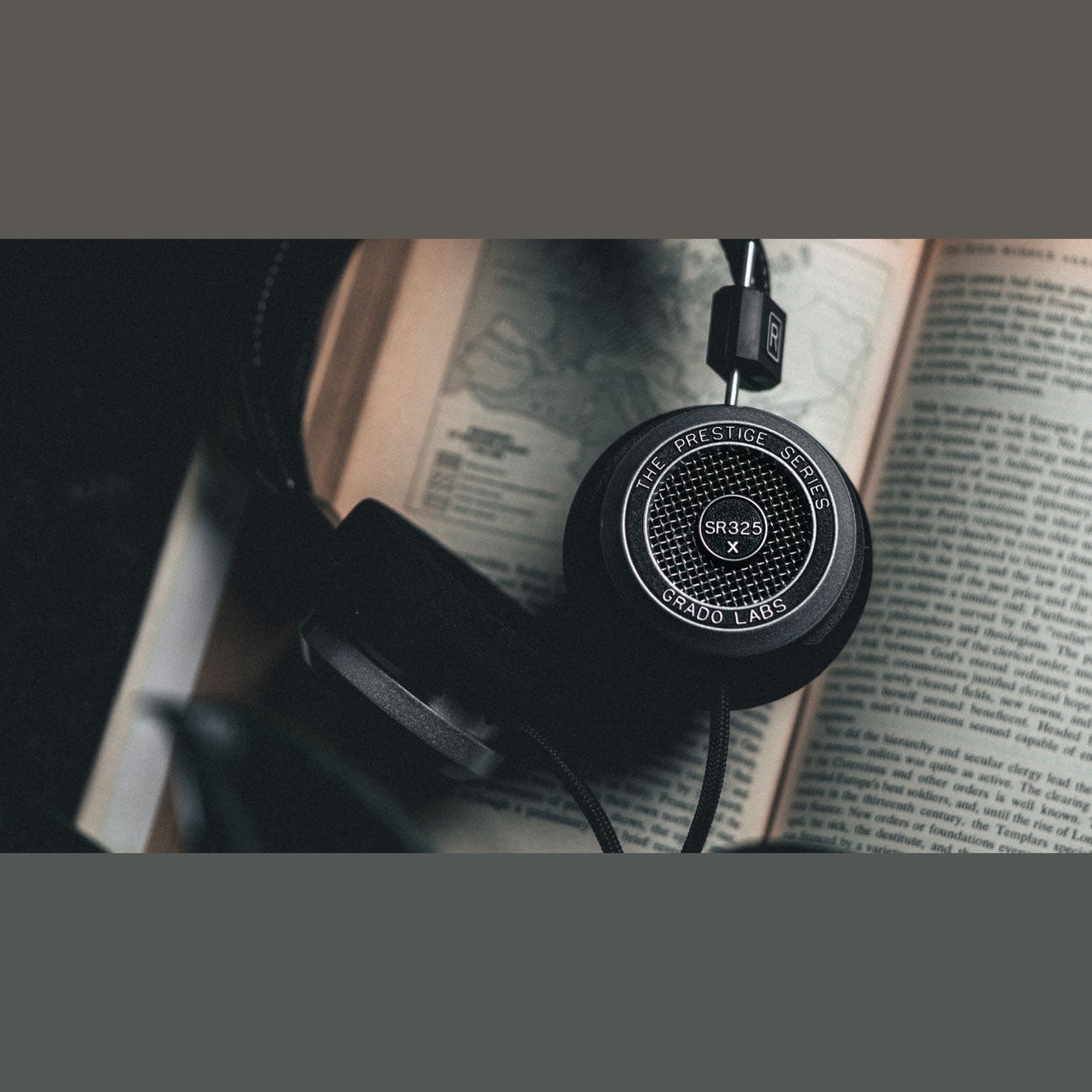 Grado Prestige SR325x Open-Back-Kopfhörer Lifestyle auf einem aufgeschlagenen Buch