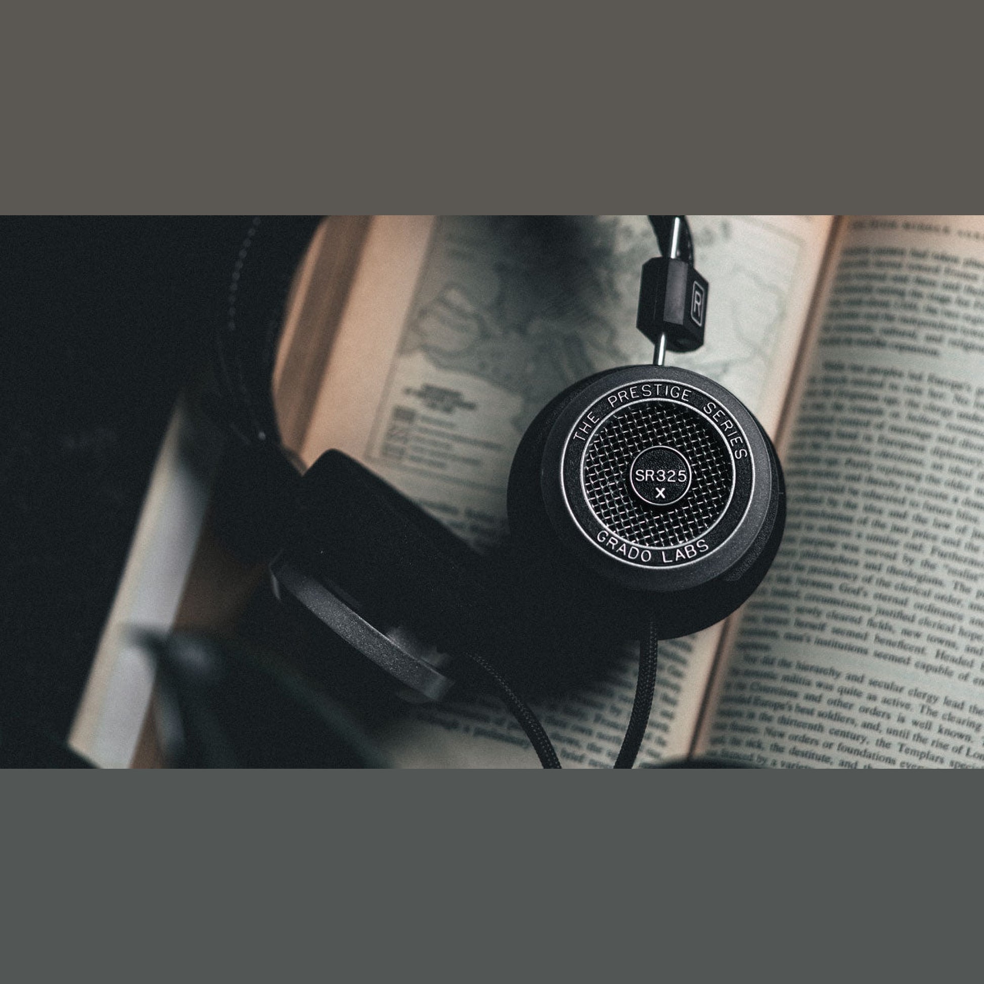 Grado Prestige SR325x Open-Back-Kopfhörer Lifestyle auf einem aufgeschlagenen Buch