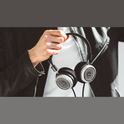 Grado Prestige SR325x Open-Back-Kopfhörer Lifestyle am Kopfbügel in der Hand gehalten