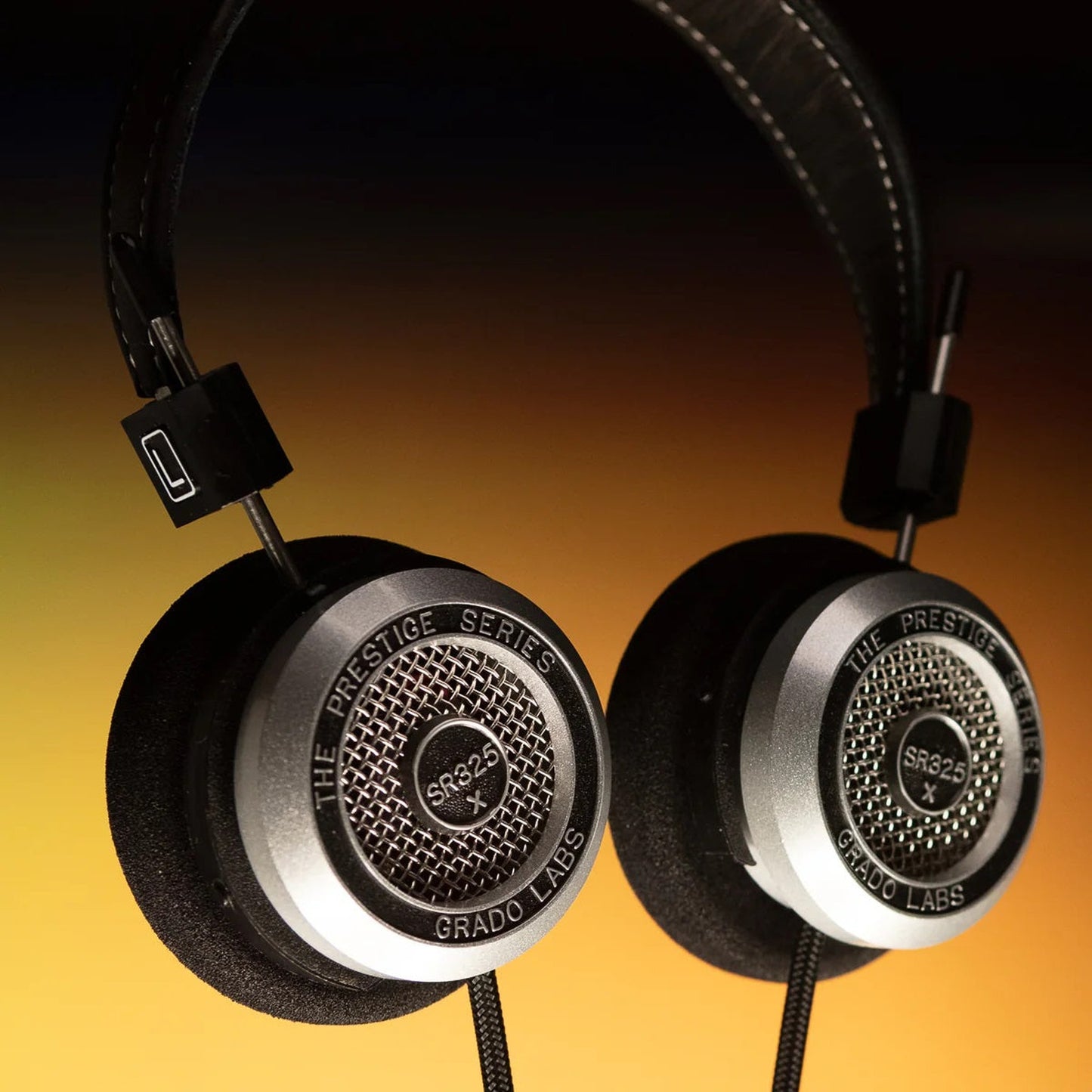 Grado Prestige SR325x Open-Back-Kopfhörer Lifestyle vor orangefarbenem Studiohintergrund