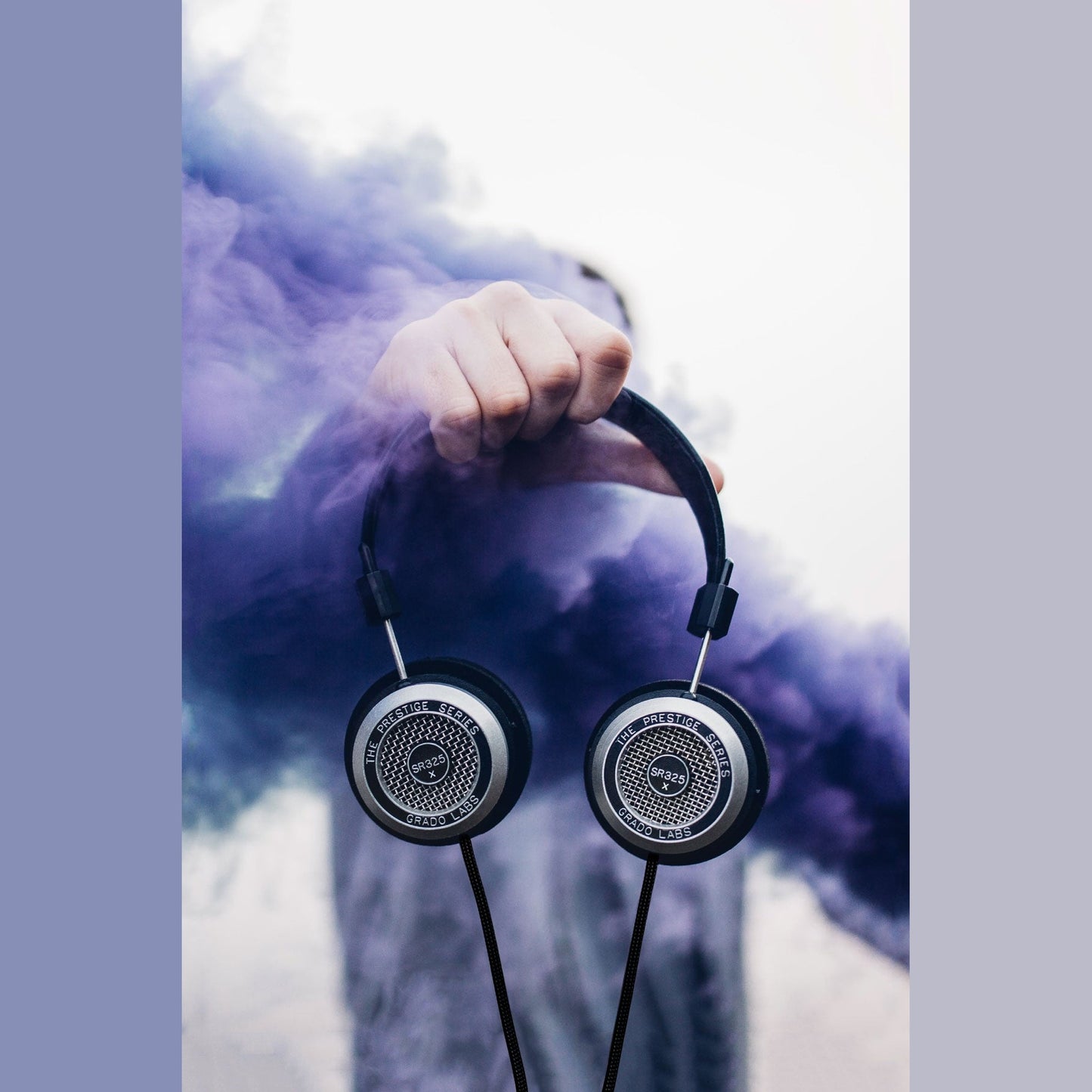 Grado Prestige SR325x Open-Back-Kopfhörer Lifestyle in violettem Rauch in der Hand gehalten