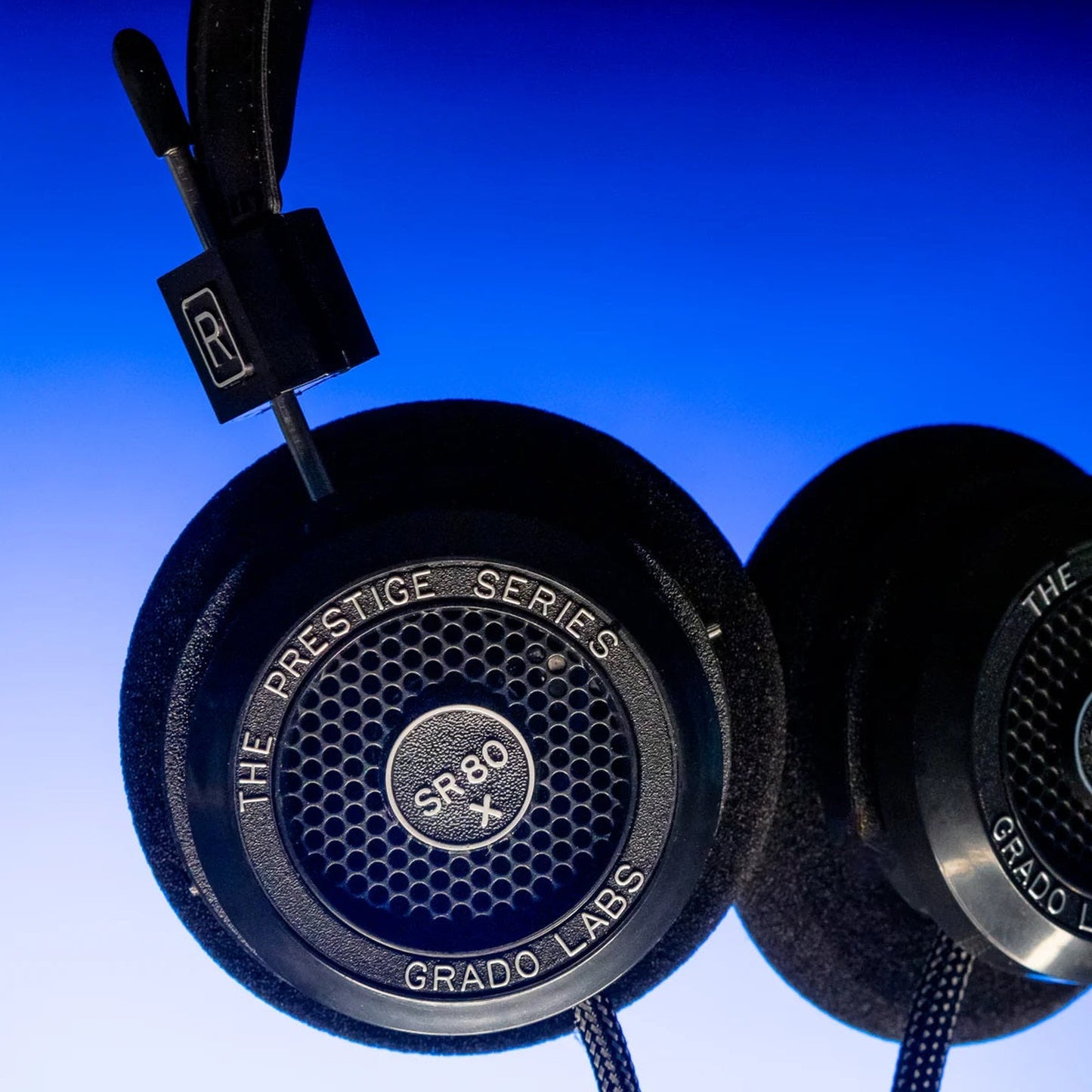 Grado Prestige SR80x Open-Back-Kopfhörer Lifestyle vor blauem Studiohintergrund