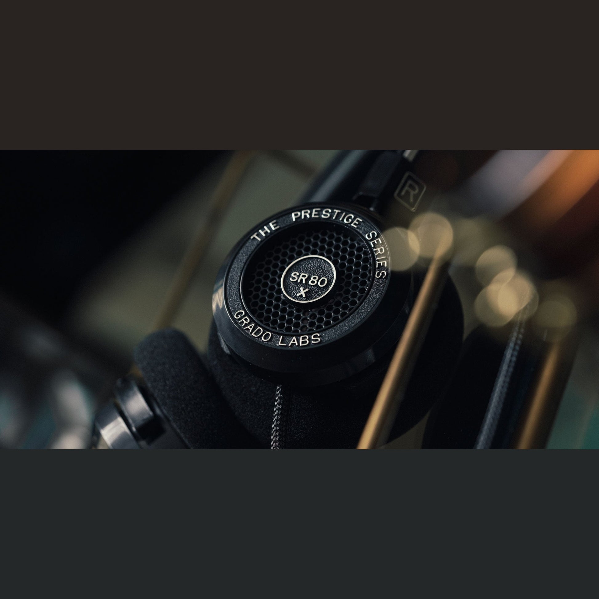Grado Prestige SR80x Open-Back-Kopfhörer Lifestyle mit unscharfen Lichtreflexen im Hintergrund