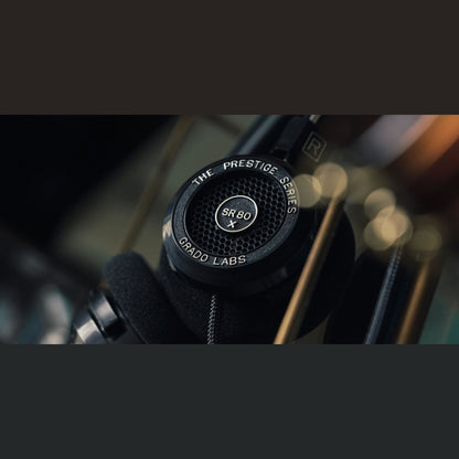 Grado Prestige SR80x Open-Back-Kopfhörer Lifestyle mit unscharfen Lichtreflexen im Hintergrund