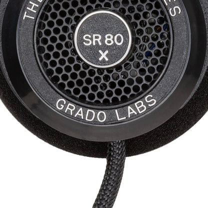 Grado Prestige SR80x Open-Back-Kopfhörer Detailansicht der Ohrmuschel mit Kabelabgang