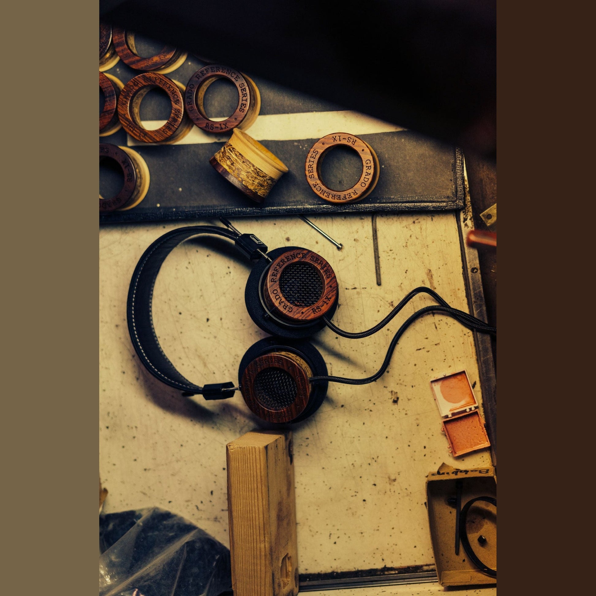 Grado Reference RS1x Open-Back-Kopfhörer Lifestyle von oben mit gravierten Holzringen auf der Werkbank