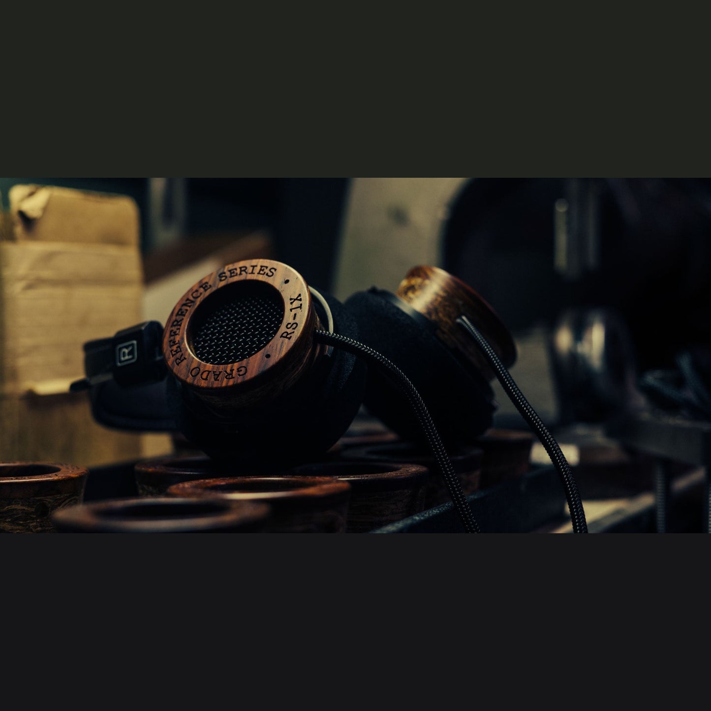 Grado Reference RS1x Open-Back-Kopfhörer Lifestyle auf einer Metallschiene im Werkstattlicht