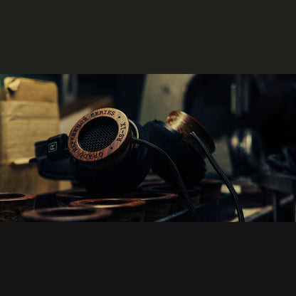 Grado Reference RS1x Open-Back-Kopfhörer Lifestyle auf einer Metallschiene im Werkstattlicht