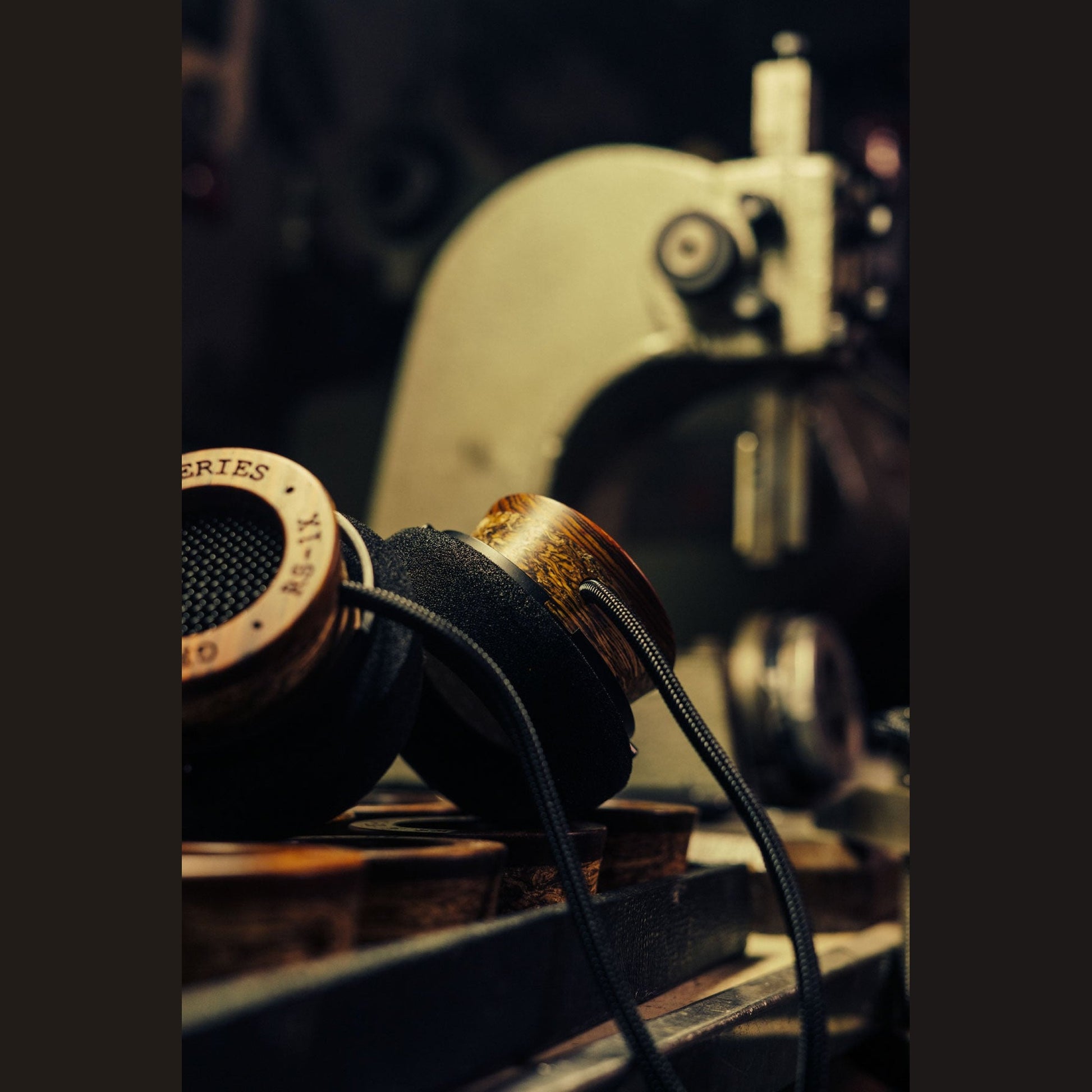Grado Reference RS1x Open-Back-Kopfhörer Lifestyle vor einer hellen Werkstattmaschine