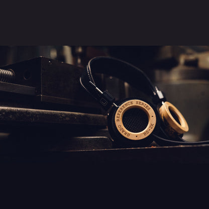 Grado Reference RS2x Open-Back-Kopfhörer Lifestyle auf einem Maschinentisch neben einer Spiralfeder