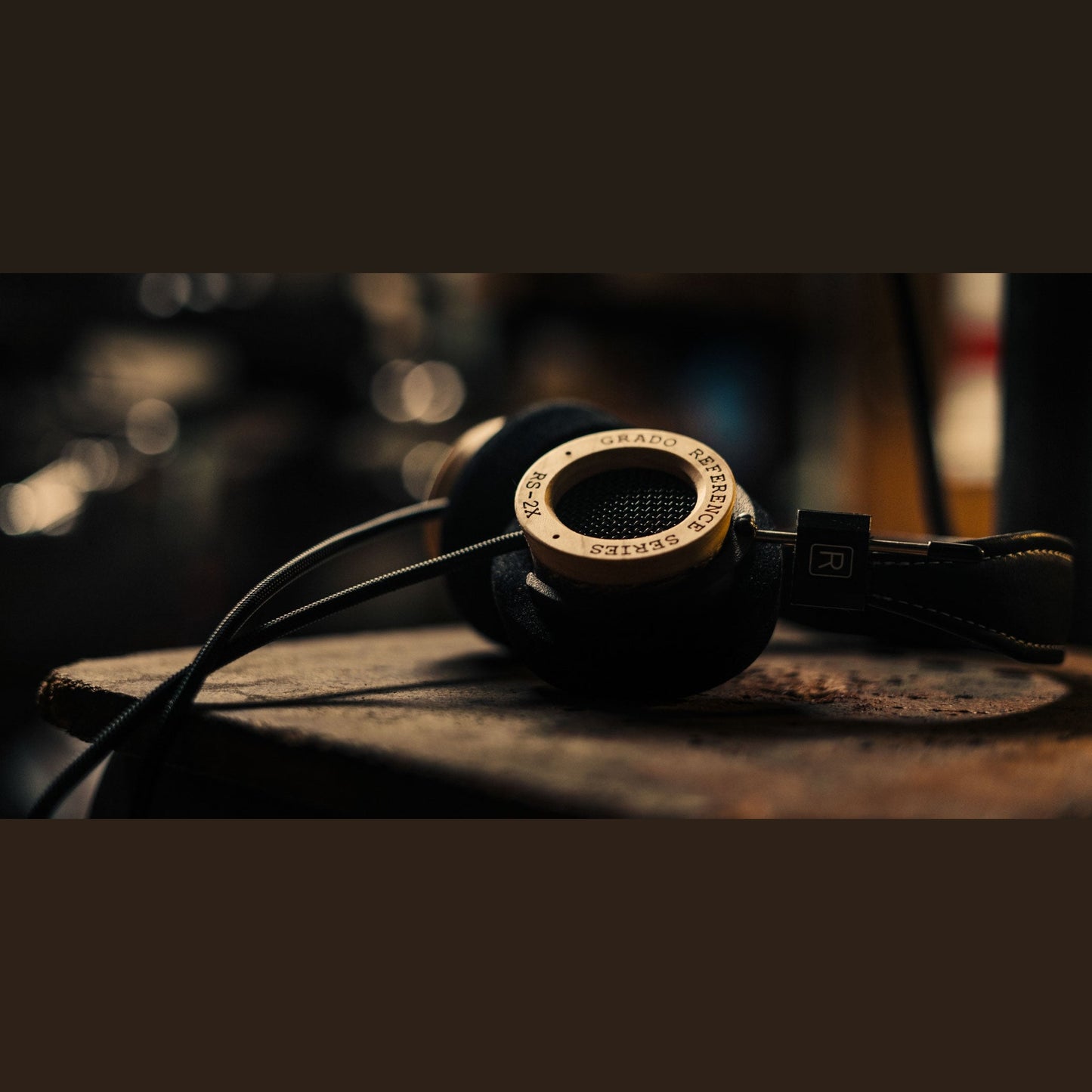 Grado Reference RS2x Open-Back-Kopfhörer Lifestyle auf rostiger Metallplatte in Nahaufnahme