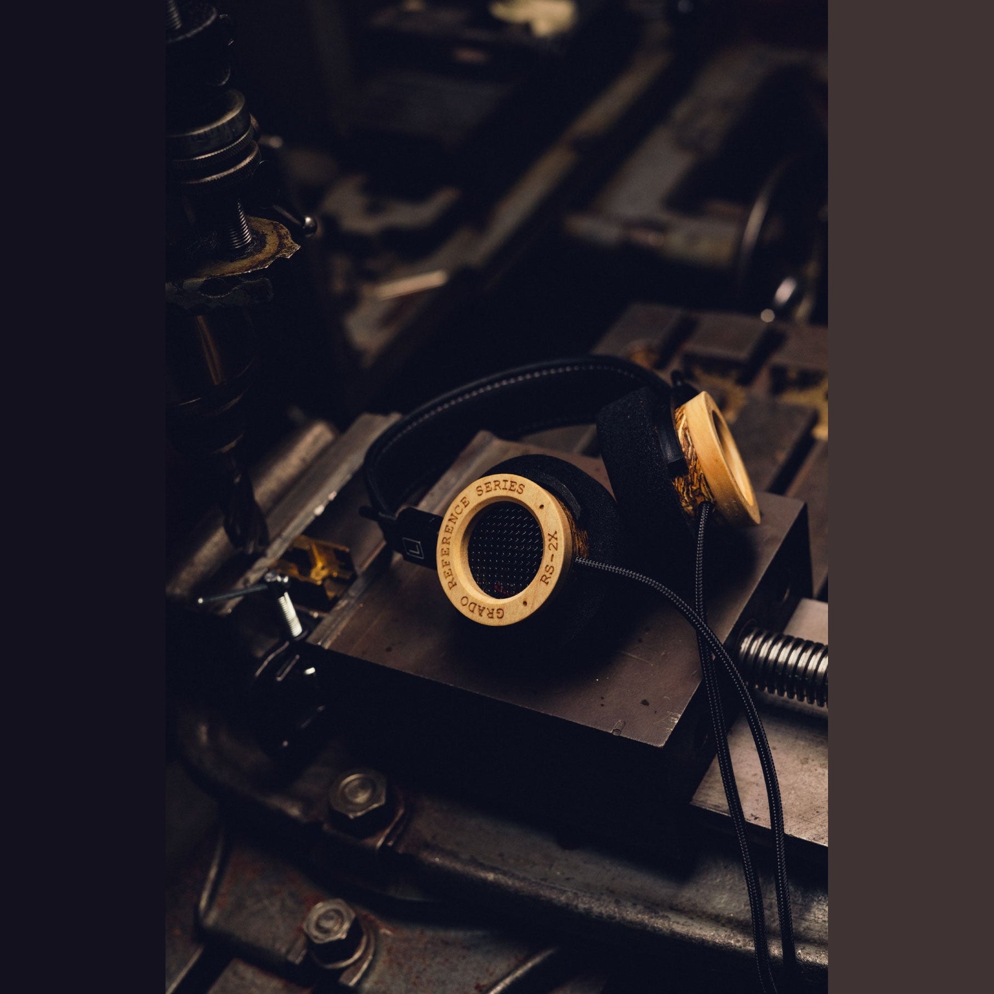 Grado Reference RS2x Open-Back-Kopfhörer Lifestyle von oben auf einer Werkbankmaschine