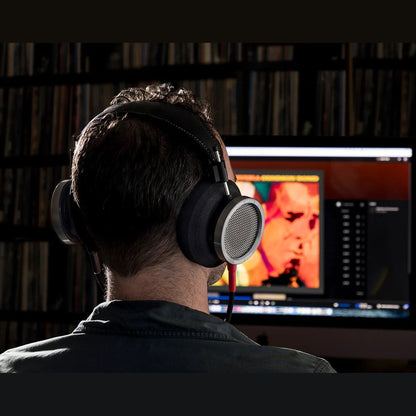Grado Signature HP100 SE Open-Back-Kopfhörer Lifestyle beim Musikhören am Schreibtisch getragen