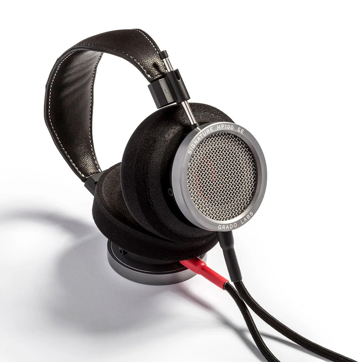 Grado Signature HP100 SE Open-Back-Kopfhörer Schrägansicht einer aufgestellten Ohrmuschel mit Kabel