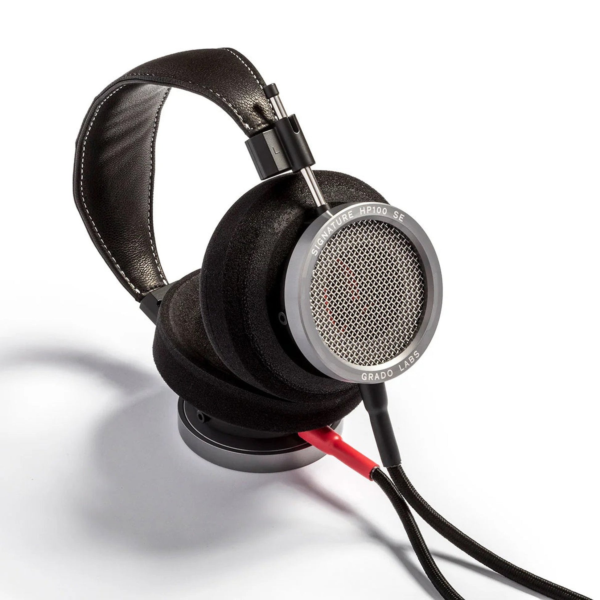 Grado Signature HP100 SE Open-Back-Kopfhörer Schrägansicht einer aufgestellten Ohrmuschel mit Kabel